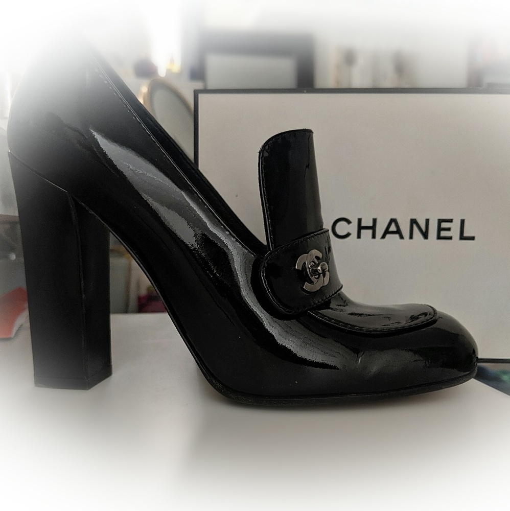 CHANEL patent leather CC turnlock loafer pumps